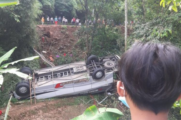 Bus pariwisata yang ditumpangi peziarah asal Subang terbalik dan ringsek di jurang Tanjakan Cae, Wado, Sumedang, Jawa Barat, Kamis (11/3/2021).