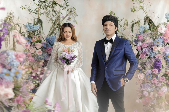 Tampilan serasi Atta Halilintar dan Aurel Hermansyah di sesi prewedding