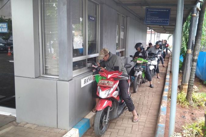 Gak perlu turun dari motor bayar pajak kendaraan di Samsat Drive Thru
