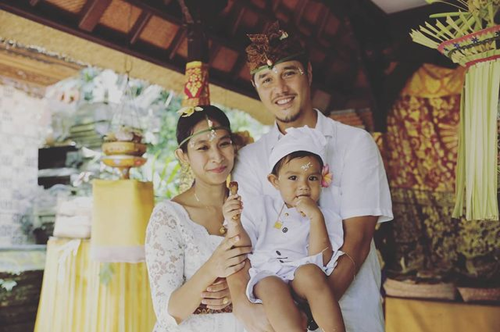 Happy Salma dan Tjokorda Bagus merupakan salah satu artis yang merayakan nyepi