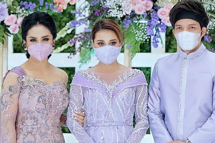 Krisdayanti saat di acara lamaran anaknya aurel hermansyah dan atta halilintar