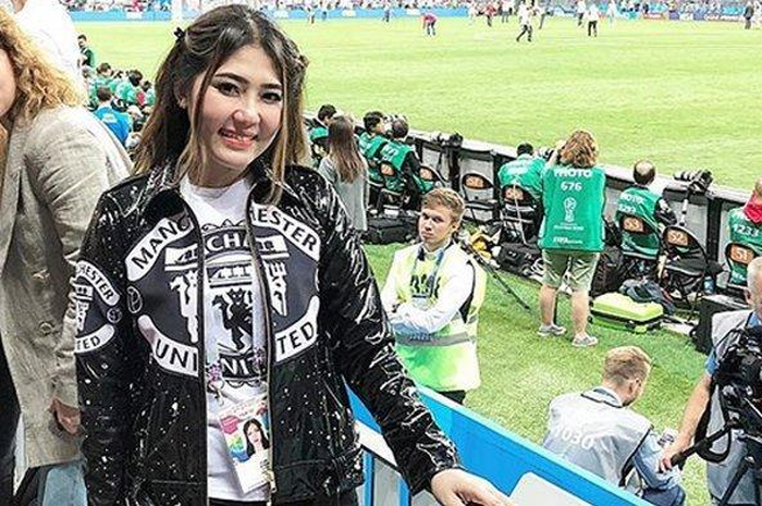 Via Vallen pakai baju Manchester United 