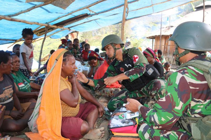 Pasukan Yonif Mekanis Raider 412 membantu pengungsi di Papua