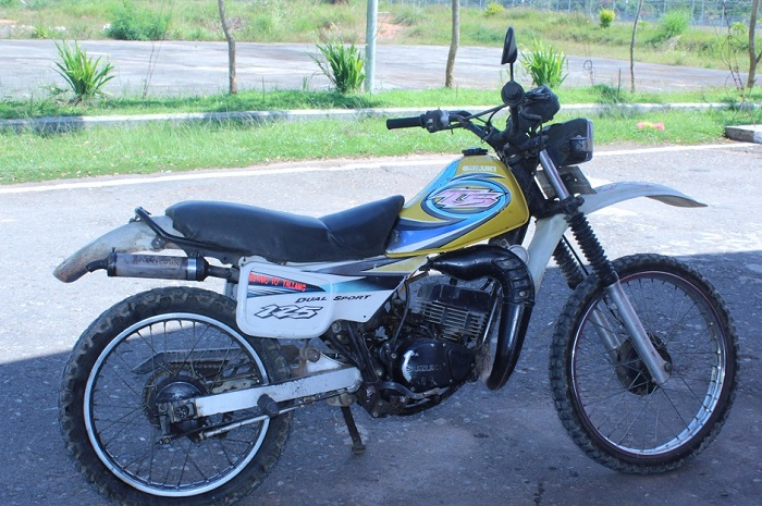 Penggemar adventure buruan bawa pulang, motor jarang ada Suzuki TS125 dilelang murah.
