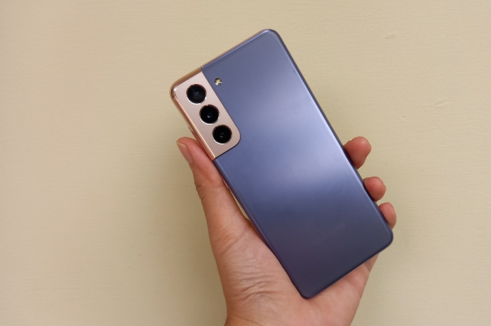 Penerus Samsung Galaxy S21 diperkirakan tidak akan mengusung kamera selfie di dalam layar.