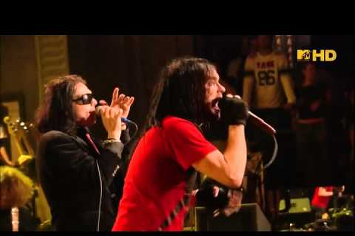 My Chemical Romance dan The Used saat tampil live membawakan 'Under Pressure' milik Queen.