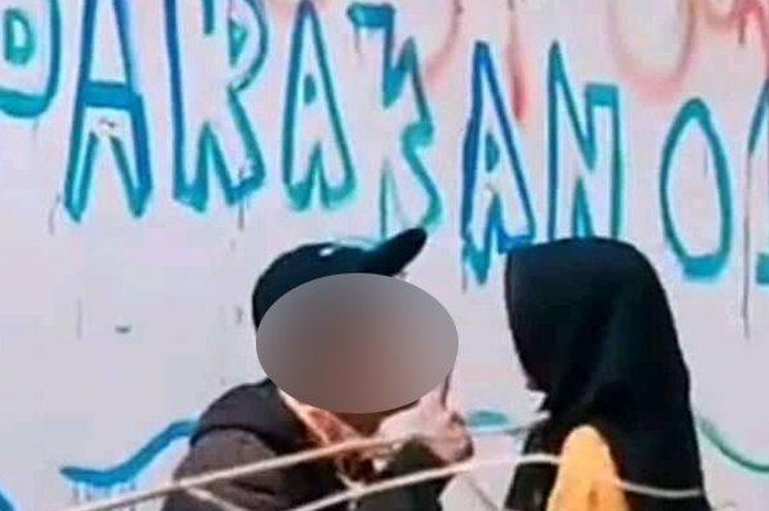 Video mesum dua Remaja di depan tulisan Parakan 01 viral di media sosial