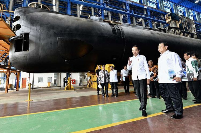 Presiden Joko Widodo (kiri) didampingi Menteri Pertahanan Prabowo Subianto meninjau Kapal Selam Alugoro-405 di PT PAL Indonesia (Persero) di Surabaya, Jawa Timur, Senin (27/1/2020). Keberhasilan pembangunan kapal selam KRI Alugoro-405 menjadikan Indonesia satu-satunya negara di kawasan Asia Tenggara