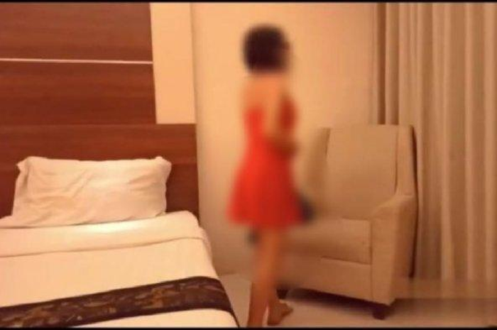 Viral di media sosial video mesum berdurasi 3 menit 18 detik sepasang sejoli berhubungan intim di kamar hotel daerah Bogor Jawa Barat.