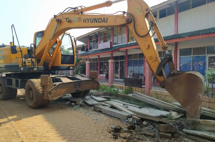Tembok sepanjang 300 meter yang berdiri di Tajur, Ciledug, Kota Tangerang, Banten, sedang dihancurkan oleh Pemerintah Kota Tangerang pada Rabu (17/3/2021) pagi.