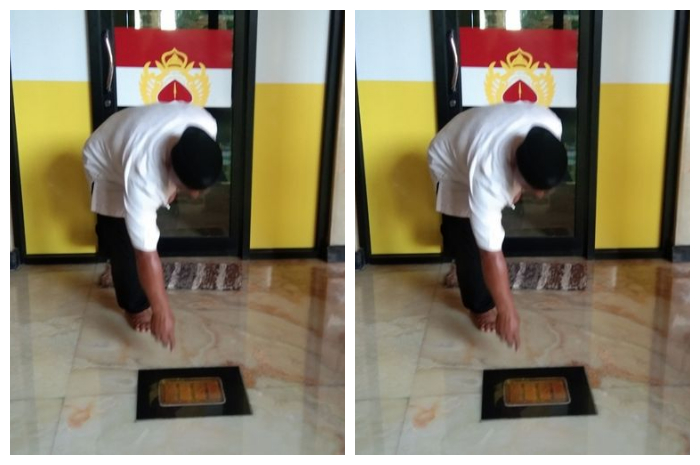 Pengurus menunjukkan emas batangan pada teras Musala Darul Iman Attauhid di Kampung Karokrok, Desa Jatiragas Hilir, Kecamatan Patokbeusi, Kabupaten Karawang, Selasa (16/3/2021)