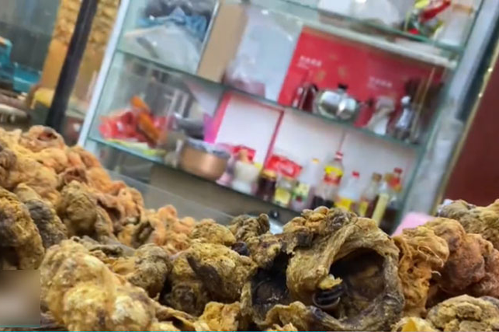 Plasenta manusia dijual di pasar gelap, di China. 