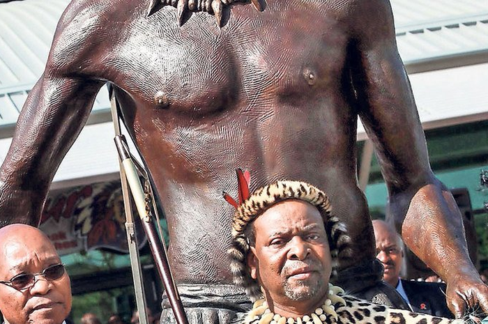 Presiden Afrika Selatan Jacob Zuma (kiri) dan Goodwill Zwelithini (kanan) di depan patung Shaka Zulu