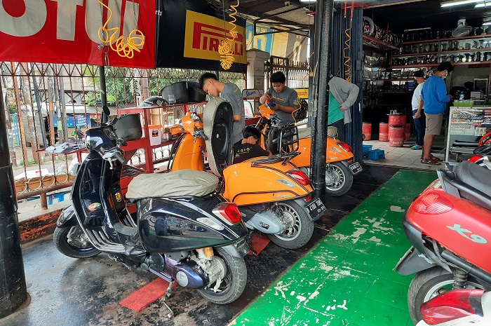 Bengkel AJM Skuter, spesialis Vespa matic servis komplit dari spek harian sampai balap.