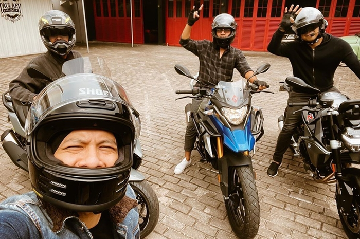 Ariel Noah pakai helm Shoei Glamster saat main bareng Andre Taulany. Koleksi Helm Ariel Noah yang Selalu Jadi Sorotan, Segini Harganya 
