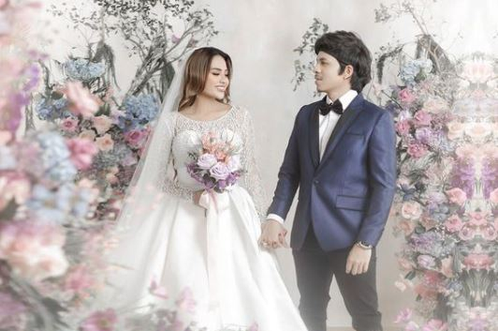 Atta Halilintar dan Aurel Hermansyah saat melakukan pemotretan pre-wedding