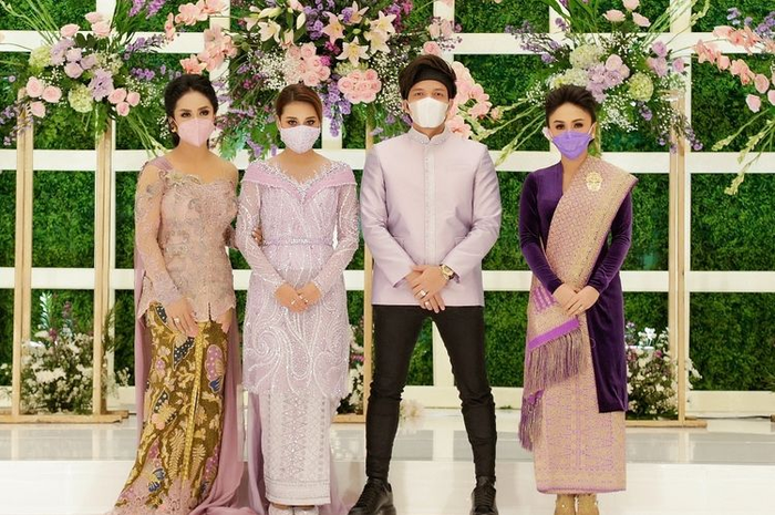 Atta Halilintar dan Aurel Hermansyah, didampingi oleh Krisdayanti dan Yuni Shara usai menggelar acara lamaran di hotel Intercontinental, Jakarta Selatan, Sabtu (13/3/2021) 