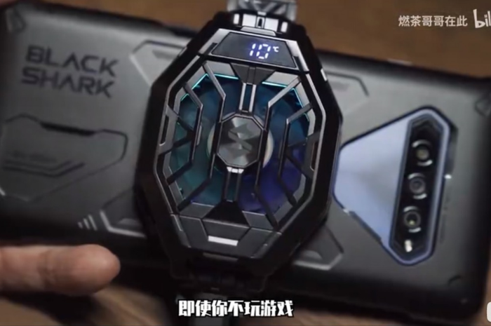 Desain Xiaomi Black Shark 4 dengan menggunakan aksesoris kipas yang memiliki alat deteksi suhu sendiri.