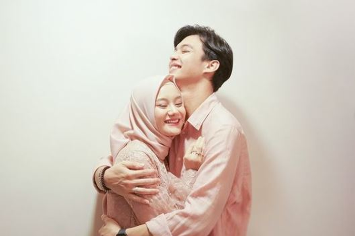Dinda Hauw dan Rey Mbayang.