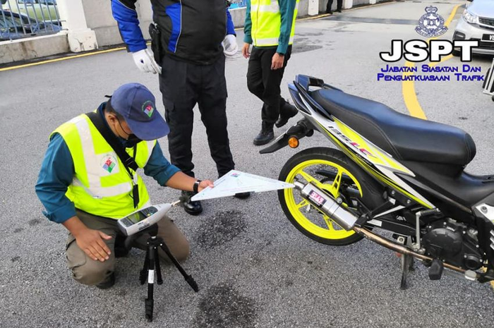 Razia knalpot bising ternyata juga ada di Malaysia, motor milik polisi pun juga diperiksa.