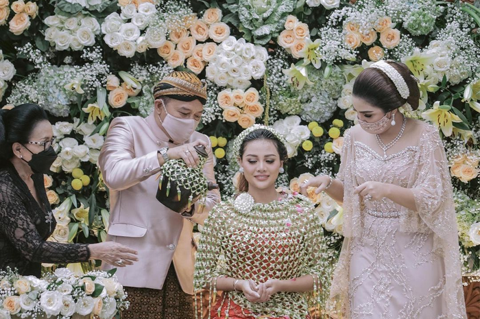 Aurel Hermansyah menjalani prosesi siraman