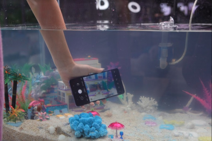 Uji coba fitur water and dust resistance Samsung Galaxy A72.