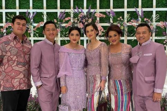 Keluarga Sarah Menzel saat hadiri prosesi lamaran Aurel Hermansyah.