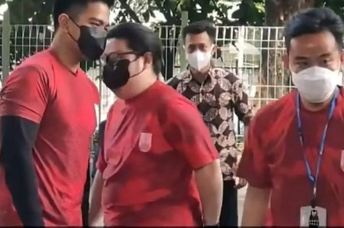 Tangkapan Layar YouTube KompasTV Detik-detik saat bos baru Persis Solo Kaesang Pangarep dicueki Wali Kota Solo, Gibran Rakabuming Raka, Sabtu (20/03/2021). 