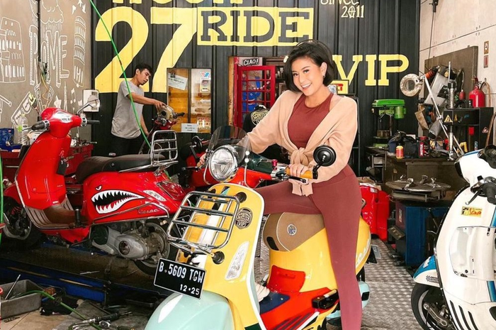 Selebgram cantik Awkarin memodifikasi Vespa Primavera Sean Wotherspoon miliknya di bengkel Scooter VIP Bekasi.