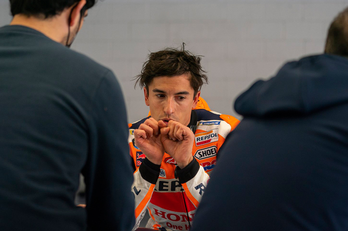 Bikin lemes jagat MotoGP, Marc Marquez dipastikan gak balapan di MotoGP Qatar 2021 setelah konsultasi dengan dokter yang merawatnya