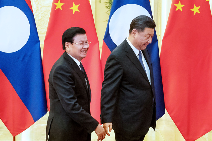 Presiden baru Laos, Thongloun Sisoulith (kanan) bersama dengan Presiden China Xi Jinping. Ia menghadapi tantangan besar menjabat presiden di tengah kebangkrutan Laos karena utang China