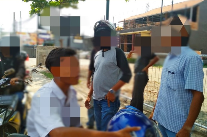 Foto debt collector atau mata elang tarik paksa motor yang diduga kredit macet