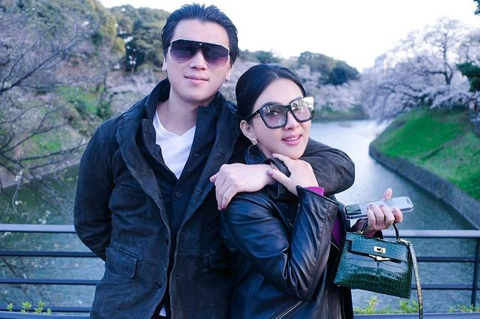 Syahrini dan Reino Barack
