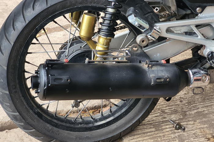 Ilustrasi knalpot standar bobokan. Terlanjur bobok knalpot motor dan pengen balik ke standar, nih caranya brother!