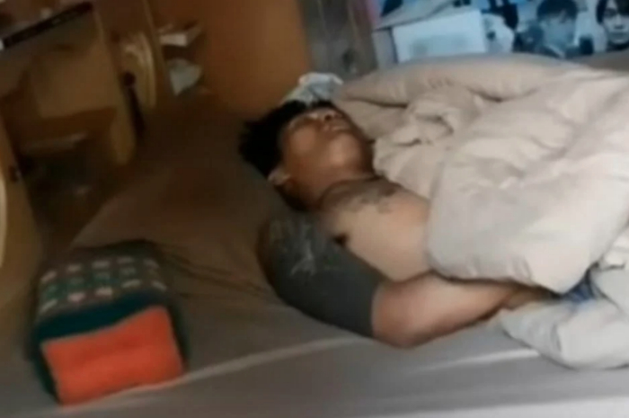 Seorang pencuri tidur di rumah sasarannya.