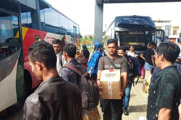 Ilustrasi para pemudik yang menggunakan bus.
