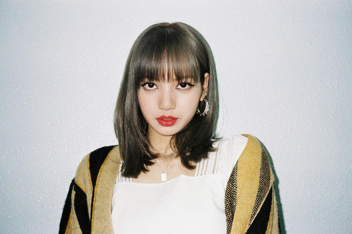 Lisa BLACKPINK dengan rambut tebal dan kuat