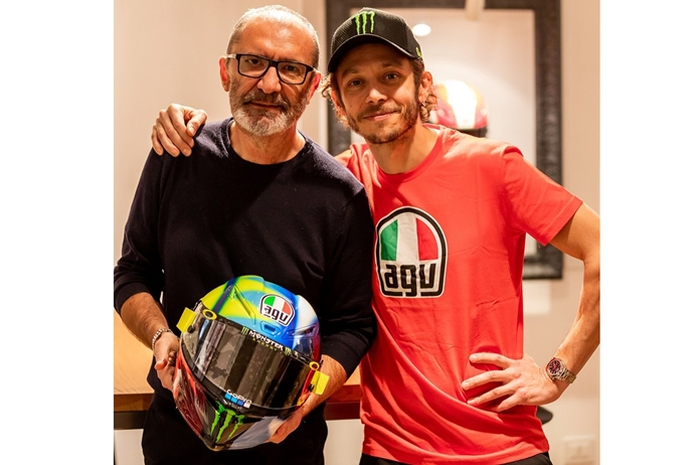 Valentino Rossi dan Aldo Drudi bersama helm AGV baru buat MotoGP Qatar 2021