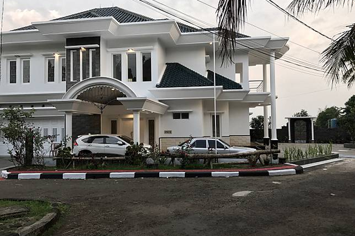penampakan luar rumah Desy Ratnasari