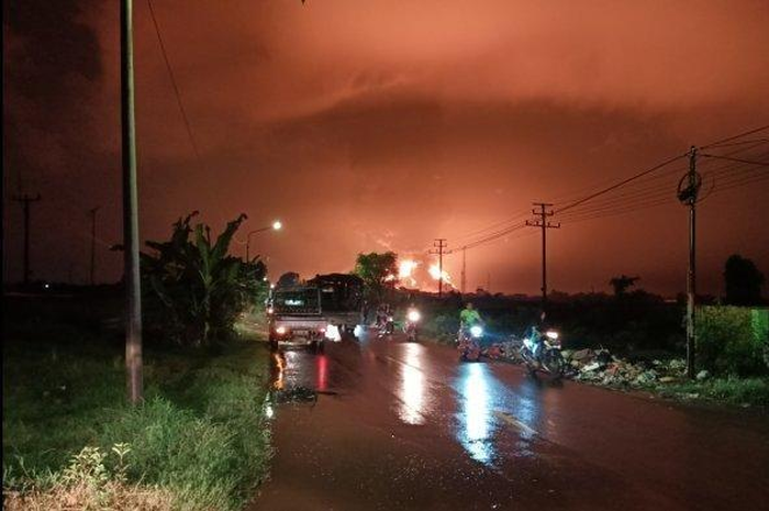 Ledakan di kilang minyak Pertamina RU VI Balongan Indramayu, Senin (29/3/2021) dini hari. 