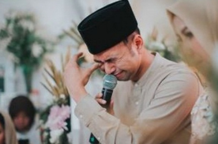Raffi Ahmad menangis dalam sebuah acara pengajian.