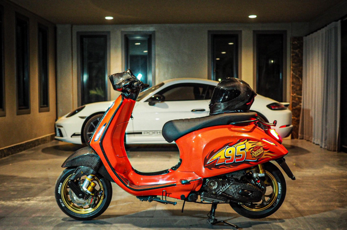 Modifikasi Vespa Sprint 150 pilih livery unik plus detail carbon fiber.