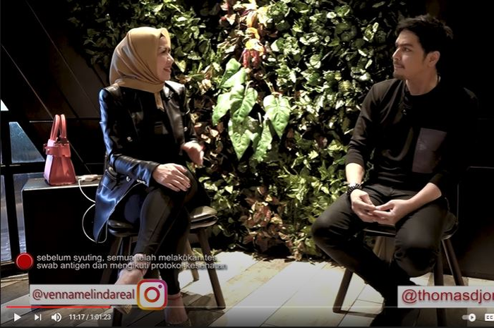 Thomas Djorghi saat berbincang dengan Venna Melinda.
