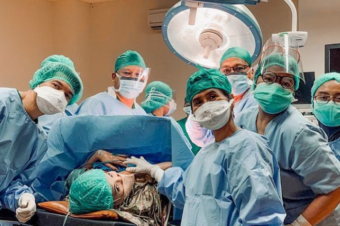 Irwansyah dan Azskia Sungkar sambut kelahiran anak pertama