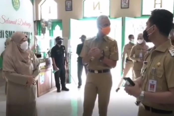 Ganjar Pranowo dan Gibran Rakabuming sidak ke sekolah