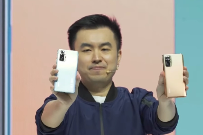 Country Director Xiaomi Indonesia, Alvin Tse bersama dengan Redmi Note 10 Pro.