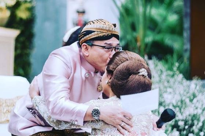 Anang Hermansyah terlihat penuh haru sesaat setelah Aurel membasuh kakinya pada posesi siraman