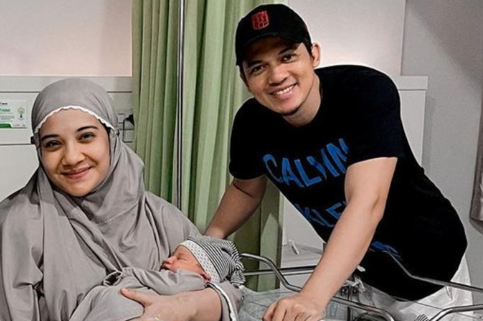 Baru saja lahir, putra Irwansyah dan ZaskiaSungkar sudah curi perhatian karena ketampanannya, laman media sosialnya saja sudah ribuan pengikut