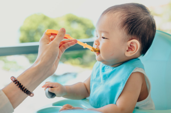 Illustrasi 6 makanan yang bagus untuk kesehatan mata anak