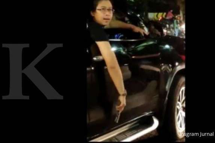 Potongan video viral pengendara Toyota Fortuner Hitam, yang ternyata CEO Restock ID